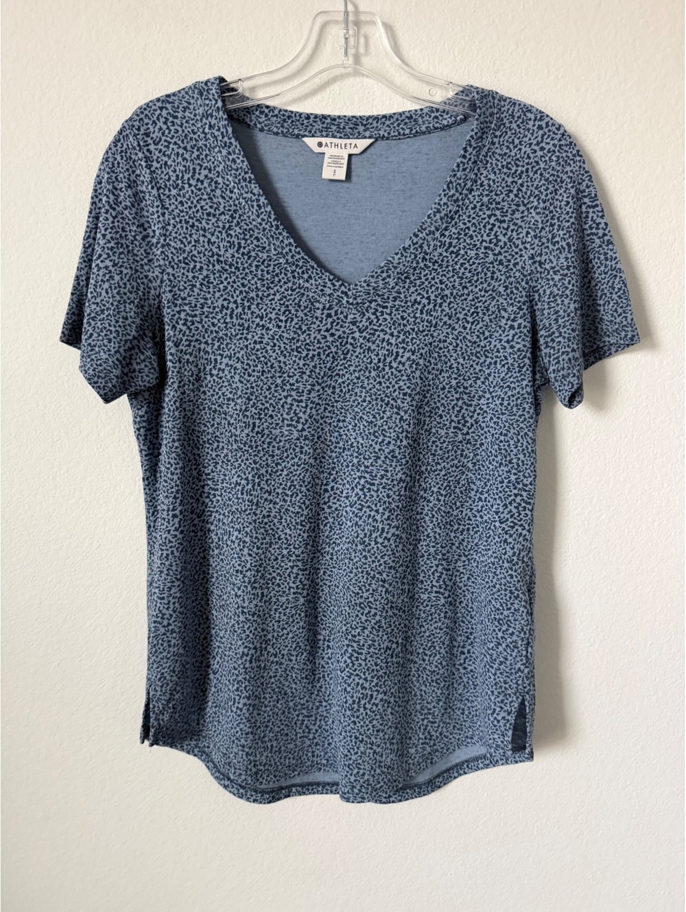 Athleta Breezy Scoop V-Neck Short Sleeve Animal Print T-Shirt Women's Size S